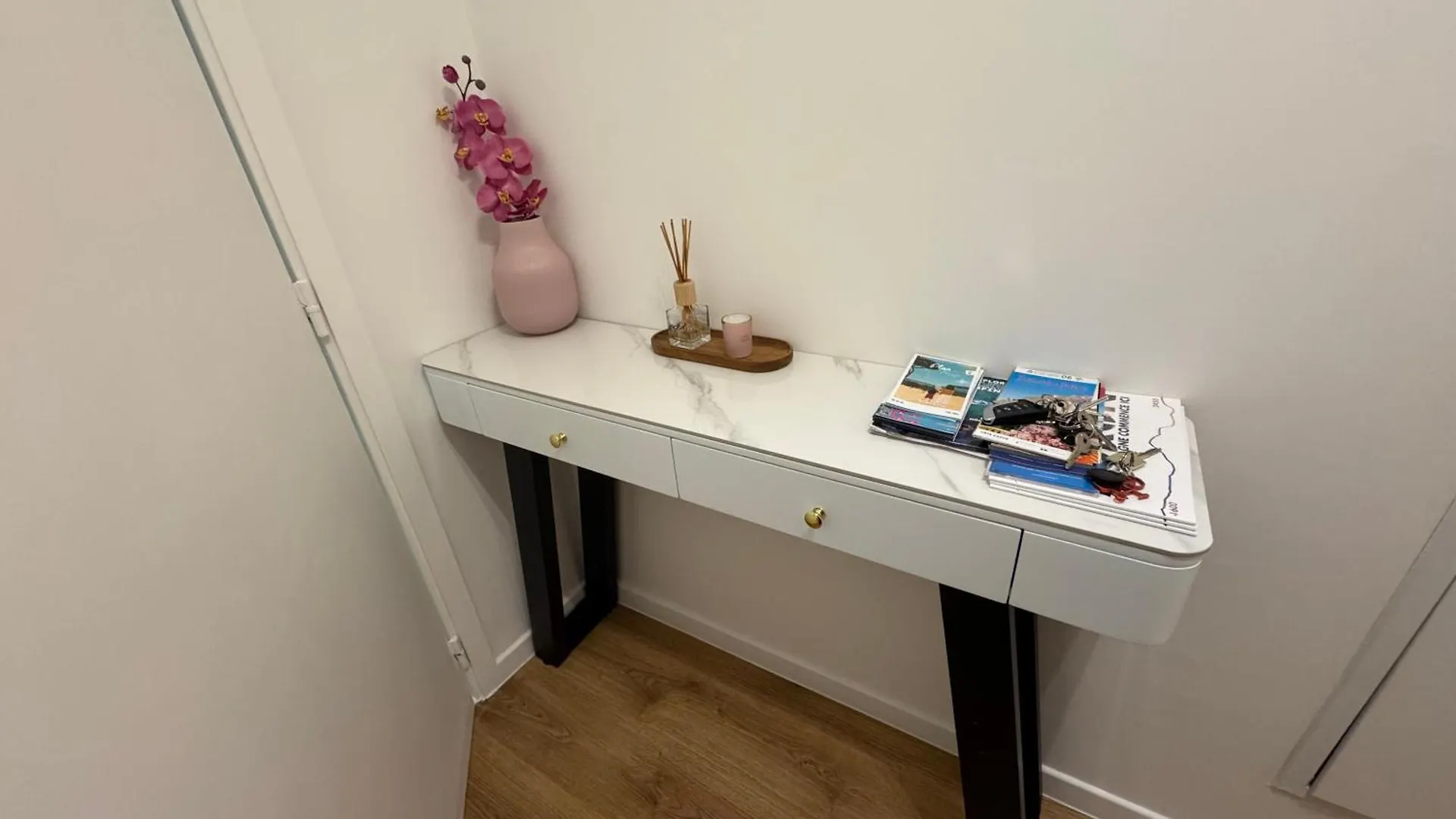 Beau Studio Avec Belle Terrasse Au Centre Ville De نيس 0*,  فرنسا